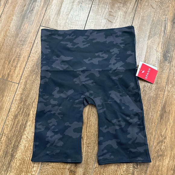 Spanx Look at Me Now Bike Shorts in black Camo Medium, Spanx Biker Shorts - Picture 5 of 10